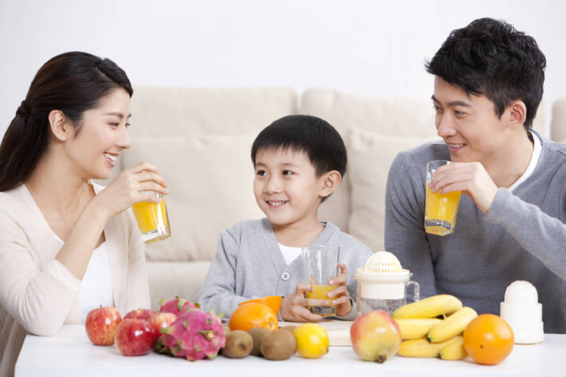 果汁,东方人,儿童,成年人,三个人,家庭,父母,母亲,父亲,女儿,儿子,家,客厅,站,笑,微笑,露齿笑,横图,室内,白天,白色背景,正面,快乐,幸福,纯洁,沙发,桌子,苹果,柠檬,石榴,香蕉,水果,北京,中国,亚洲,喝,连接,准备,并排,房屋,食品,饮品,拿着,休闲装,榨汁机,饮食,火龙果,食物,饮料,小孩,站着,休闲,健康,温暖,温馨,一家人,面对面,放松,活力,可爱,童年,童趣,摄影,有机食品,生长,生活方式,协助,和睦,维生素,起居室,享乐,关爱,可口,清新,桔子汁,童真,东亚,烂漫,无邪,健康食物,石榴籽,发展,陪同,适口,陪伴,无忧无虑,天真,男孩,男人,男性,年轻男性,年轻女性,女人,女性,亚洲人,中国人,孩子,年轻人,玻璃杯,休闲活动,站立,半身,彩图,欢乐,抗氧化剂,融洽,男生,挨着,伴随,bj175
