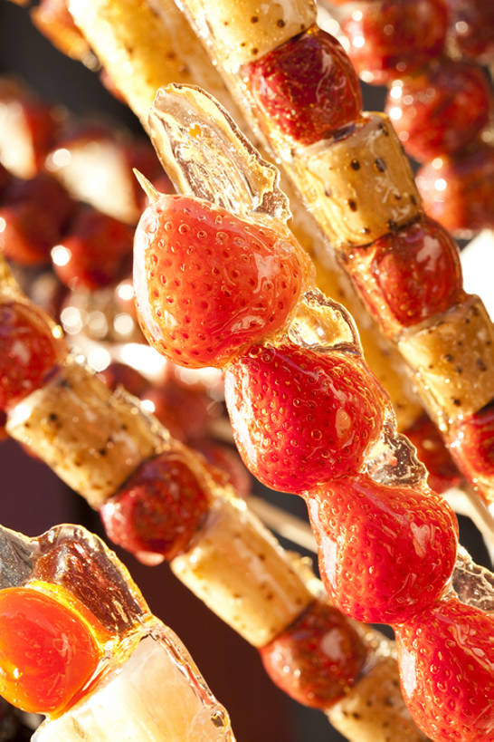 无人,竖图,特写,草莓,静物,水果,北京,中国,亚洲,丰富,美味,食品,饮品,串,小吃,饮食,食物,饮料,红色,甜食,诱惑,摄影,有机食品,糖葫芦,风格,简单,可口,中国文化,东亚,糖衣,东亚文化,式样,适口,彩图,传统文化,bj175