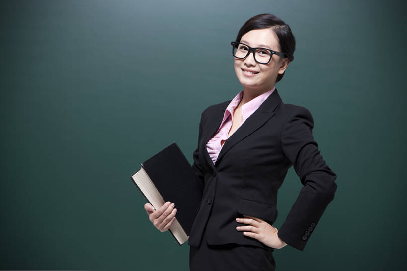 东方人,成年人,一个人,教师,笑,微笑,露齿笑,横图,室内,白天,留白,正面,快乐,幸福,智慧,信心,技术,北京,中国,亚洲,仅一个年轻女性,仅一个女性,仅一个人,准备,套装,正装,眼镜,教育,拿着,注视,教科书,黑板,叉腰,观察,看,职业,教室,摄影,生活方式,观看,指导,技巧,察看,知识,关爱,关注,努力,肖像,手艺,东亚,责任,贡献,技能,技艺,年轻女性,女人,女性,亚洲人,中国人,年轻人,讲师,书,彩图,大学,小学,妙技,本领,培训师,bj175
