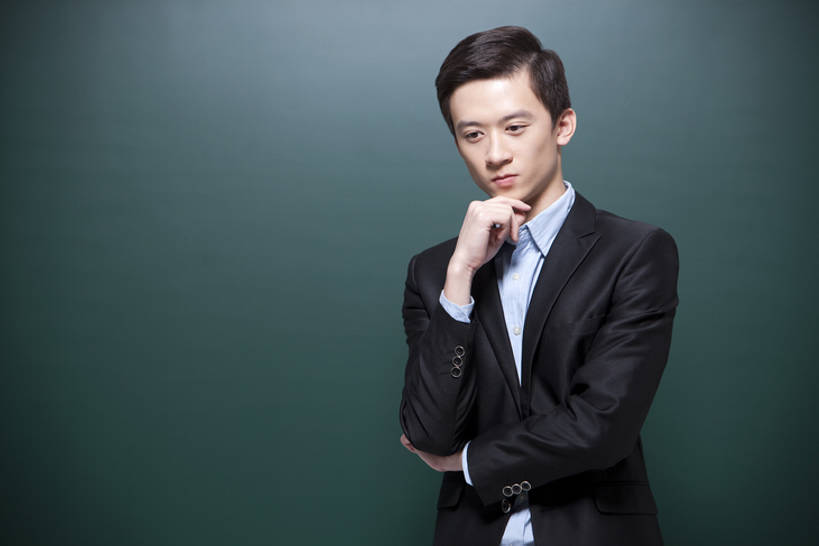 东方人,成年人,一个人,教师,横图,室内,白天,留白,正面,智慧,信心,技术,北京,中国,亚洲,仅一个男性,仅一个人,撑,准备,套装,正装,教育,托腮,仅一个年轻男性,黑板,托,职业,教室,思考,想,摄影,生活方式,指导,技巧,权威,知识,关爱,托下巴,努力,肖像,手艺,东亚,责任,贡献,技能,技艺,认真,男人,男性,年轻男性,亚洲人,中国人,年轻人,讲师,半身,彩图,大学,小学,妙技,本领,培训师,bj175