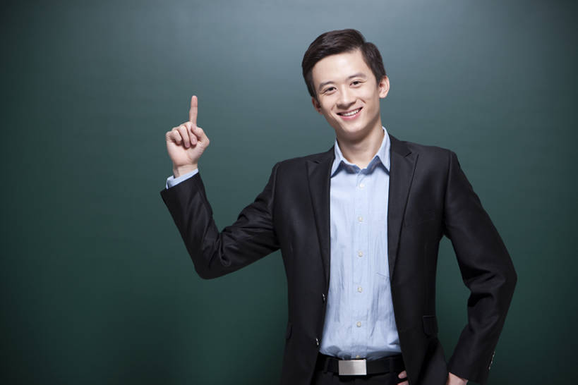 东方人,成年人,一个人,教师,举,笑,微笑,露齿笑,横图,室内,白天,留白,正面,快乐,幸福,智慧,信心,技术,北京,中国,亚洲,仅一个男性,仅一个人,指,准备,套装,正装,教育,注视,方向,仅一个年轻男性,黑板,观察,看,手势,托,职业,教室,摄影,生活方式,观看,指导,技巧,权威,察看,知识,指向,食指,关爱,关注,努力,肖像,手艺,东亚,责任,贡献,技能,技艺,男人,男性,年轻男性,亚洲人,中国人,年轻人,讲师,举起,举手,举着,向上举,向上伸,向上托,半身,彩图,大学,小学,妙技,打手势,本领,培训师,bj175
