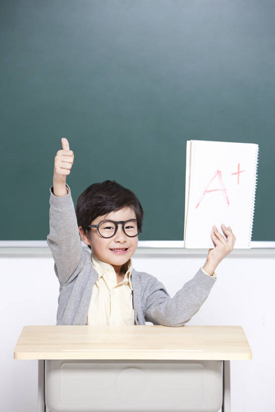 东方人,儿童,一个人,学生,站,坐,笑,微笑,露齿笑,竖图,室内,白天,留白,正面,快乐,兴奋,幸福,纯洁,智慧,骄傲,信心,实验,研发,北京,中国,亚洲,第一名,仅一个男性,仅一个人,突出,欢呼,研究,科学,英文,标志,文字,眼镜,字符,字母,教育,注视,休闲装,称赞,表扬,标识,书桌,刺激,小孩,黑板,观察,看,手势,站着,仅一个小孩,教室,放松,活力,可爱,乐趣,竖,童年,童趣,摄影,生长,生活方式,观看,翘,英文字母,高,幽默,科研,察看,创造力,知识,享乐,夸奖,优秀,关注,努力,肖像,出示,化验,检验,梦想,童真,渴望,东亚,烂漫,无邪,成绩单,发展,好,妙,顺利,出色,超群,杰出,卓越,奇妙,空白,聪明,天真,男孩,男人,男性,亚洲人,中国人,孩子,大拇指,站立,半身,彩图,欢乐,小学,男生,打手势,小学生,好消息,bj175