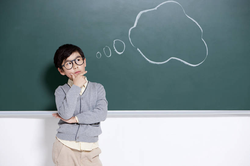 东方人,儿童,一个人,学生,站,横图,室内,白天,留白,正面,纯洁,智慧,信心,北京,中国,亚洲,仅一个男性,仅一个人,撑,眼镜,教育,托腮,休闲装,小孩,黑板,托,站着,仅一个小孩,教室,思考,可爱,童年,童趣,想,摄影,生长,生活方式,灵感,幽默,创造力,知识,托下巴,努力,肖像,梦想,想象,童真,渴望,东亚,烂漫,无邪,发展,空白,认真,天真,男孩,男人,男性,亚洲人,中国人,孩子,站立,彩图,小学,对话气泡框,男生,翻白眼,小学生,白日梦,bj175