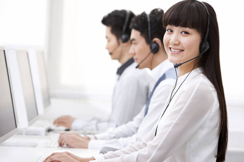 东方人,成年人,三个人,同事,商务人士,服务员,商务男性,商务女性,办公室,坐,笑,微笑,露齿笑,横图,室内,白天,留白,侧面,衬衫,商务,时尚,快乐,通讯,幸福,成功,合作,团队,集体,信心,客服,电脑,显示器,鼠标,键盘,互联网,技术,窗户,北京,亚洲,一排,连接,套装,开会,整齐,并排,工作,会议,网络,信息,办公用品,联系,话务员,注视,休闲装,干净,输入设备,通讯设备,现代,书桌,队伍,刺激,排列,耳机,耳麦,观察,看,职业,台式电脑,活力,服务,通信,摄影,生活方式,观看,技巧,协调,明亮,察看,便利,领导,享乐,企业,公司,工作室,成就,队列,关注,努力,销售,肖像,手艺,通信设备,忙碌,商务装,网上冲浪,计算机设备,合伙,领袖,工薪阶层,输出设备,东亚,客服人员,陪同,电话销售,计划书,接待员,无线电技术,技能,技艺,陪伴,计算机,男人,男性,年轻男性,年轻女性,女人,女性,亚洲人,中国人,年轻人,白领,服务生,接线员,上班族,侍者,半身,彩图,衬衣,欢乐,妙技,办公室职员,本领,商务会议,客户服务代表,开领,伴随,bj175