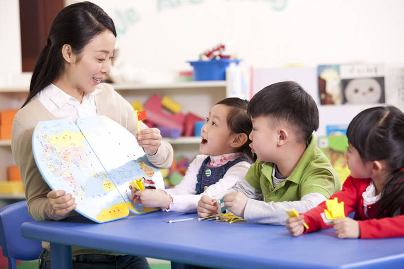 东方人,婴儿,儿童,成年人,四个人,学生,教师,站,微笑,横图,室内,白天,侧面,快乐,友谊,幸福,纯洁,技术,地图,旗帜,北京,中国,亚洲,学习,世界地图,教育,休闲装,小孩,教,站着,职业,教室,同学,面对面,可爱,童年,童趣,幼儿园,摄影,活泼,生长,生活方式,指导,技巧,知识,关爱,宝宝,手艺,身份,童真,东亚,纯真,烂漫,无邪,发展,陪同,贡献,技能,技艺,陪伴,无忧无虑,伶俐,天真,信任,男孩,男人,男性,年轻女性,女孩,女人,女性,亚洲人,中国人,孩子,年轻人,说话,站立,半身,彩图,妙技,男生,女生,本领,地图学,挨着,好奇心,伴随,bj175