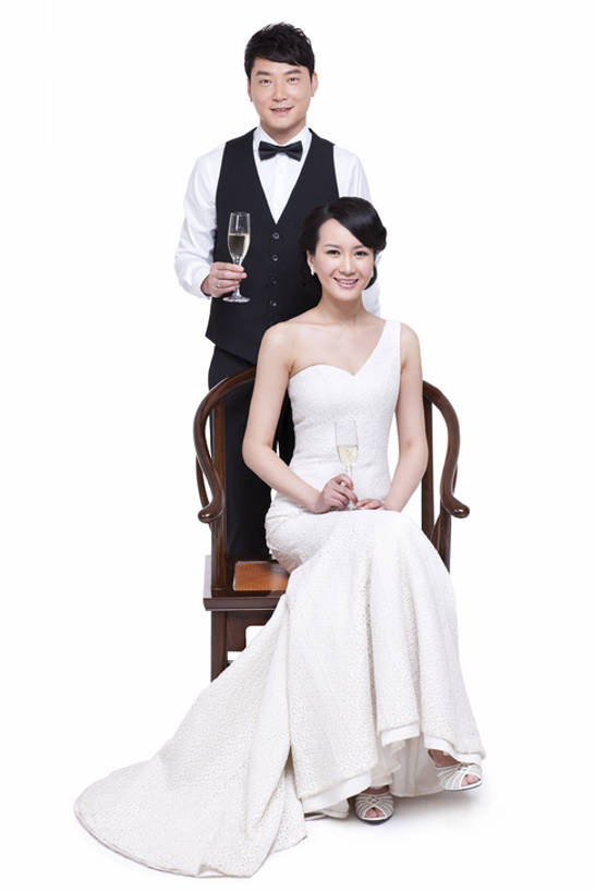 葡萄酒,东方人,成年人,中年人,两个人,夫妻,丈夫,妻子,站,坐,微笑,竖图,留白,白色背景,正面,晚礼服,爱情,快乐,幸福,复古,成功,信心,家具,椅子,北京,中国,亚洲,套装,服装,正装,木制,领结,木椅,酒类,古典,浪漫,二郎腿,拿着,注视,休闲装,文化,文物,现代,传统,酒,饮料,衣服,工艺品,香槟,观察,看,亲昵,休闲,休闲服,恩爱,放松,财富,恋人,摄影,服饰,影棚,生活方式,古董,观看,红木,马甲,礼节,协调,察看,珍贵,高雅,扶手椅,享乐,风格,贵族,古物,成就,关注,发髻,中国文化,摄影棚,华贵,肖像,古典风格,香槟杯,古玩,婚姻,东亚,陪同,陪伴,异性恋,男人,男性,年轻女性,女人,女性,中年男性,亚洲人,中国人,年轻人,夫妇,情侣,彩图,全身,影棚拍摄,晚宴服,舞会服,洋服,洋装,夜礼服,爱,欢乐,深情,拍摄,伴侣,魅力,传统文化,上层阶级,明式家具,挨着,伴随,圈椅,bj175