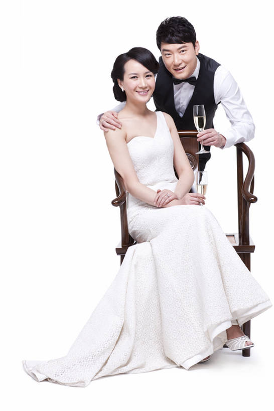 葡萄酒,东方人,成年人,中年人,两个人,夫妻,丈夫,妻子,站,坐,笑,微笑,露齿笑,竖图,留白,白色背景,正面,晚礼服,爱情,快乐,幸福,复古,成功,信心,家具,椅子,北京,中国,亚洲,套装,服装,正装,木制,领结,木椅,酒类,古典,浪漫,拿着,注视,休闲装,文化,文物,现代,传统,酒,饮料,衣服,工艺品,香槟,观察,看,亲昵,休闲,休闲服,恩爱,放松,搭,财富,恋人,摄影,服饰,影棚,生活方式,古董,观看,红木,马甲,礼节,协调,察看,珍贵,高雅,扶手椅,享乐,风格,贵族,古物,成就,搭着,关注,发髻,中国文化,摄影棚,华贵,肖像,古典风格,香槟杯,古玩,婚姻,东亚,陪同,陪伴,异性恋,男人,男性,年轻女性,女人,女性,中年男性,亚洲人,中国人,年轻人,夫妇,情侣,彩图,全身,影棚拍摄,晚宴服,舞会服,洋服,洋装,夜礼服,爱,欢乐,深情,拍摄,伴侣,魅力,传统文化,上层阶级,明式家具,挨着,伴随,圈椅,bj175