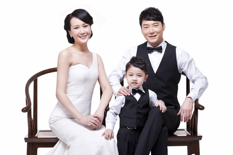 东方人,儿童,成年人,中年人,三个人,家庭,父母,母亲,父亲,女儿,儿子,站,坐,笑,微笑,露齿笑,横图,留白,白色背景,正面,晚礼服,快乐,幸福,纯洁,复古,成功,信心,椅子,北京,中国,亚洲,连接,套装,服装,正装,领结,木椅,古典,二郎腿,注视,休闲装,历史,文化,文物,现代,传统,小孩,衣服,工艺品,观察,看,站着,休闲,温暖,温馨,一家人,休闲服,可爱,童年,童趣,财富,摄影,服饰,影棚,生长,生活方式,古董,观看,红木,马甲,礼节,协调,和睦,察看,珍贵,高雅,扶手椅,享乐,风格,贵族,古物,成就,关爱,关注,发髻,中国文化,摄影棚,亲情,华贵,肖像,古典风格,童真,古玩,东亚,烂漫,无邪,发展,陪同,陪伴,天真,男孩,男人,男性,年轻女性,女人,女性,中年男性,亚洲人,中国人,孩子,年轻人,全家福,手牵手,站立,彩图,影棚拍摄,晚宴服,舞会服,洋服,洋装,夜礼服,爱,欢乐,拍摄,魅力,融洽,男生,传统文化,上层阶级,明式家具,挨着,伴随,圈椅,bj175