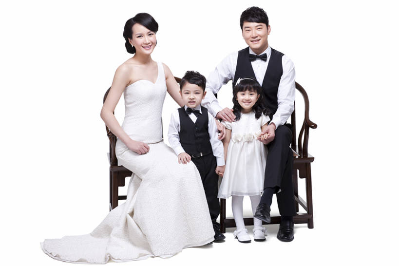 东方人,儿童,成年人,中年人,四个人,家庭,夫妻,父母,母亲,父亲,女儿,儿子,兄弟,姐妹,站,坐,笑,微笑,露齿笑,横图,留白,白色背景,正面,晚礼服,爱情,快乐,幸福,纯洁,复古,成功,信心,椅子,北京,中国,亚洲,连接,套装,服装,正装,领结,木椅,古典,浪漫,二郎腿,注视,休闲装,历史,文化,文物,现代,传统,小孩,衣服,工艺品,观察,看,站着,休闲,温暖,温馨,父子,母子,一家人,休闲服,恩爱,父爱,可爱,母爱,童年,童趣,搭,财富,恋人,摄影,服饰,影棚,生长,生活方式,古董,观看,红木,马甲,礼节,协调,和睦,察看,珍贵,高雅,扶手椅,享乐,风格,贵族,古物,成就,搭着,关爱,关注,发髻,中国文化,摄影棚,亲情,华贵,肖像,古典风格,童真,古玩,东亚,烂漫,无邪,发展,陪同,陪伴,天真,男孩,男人,男性,年轻男性,年轻女性,女孩,女人,女性,中年男性,亚洲人,中国人,孩子,年轻人,夫妇,情侣,全家福,手牵手,站立,彩图,全身,影棚拍摄,晚宴服,舞会服,洋服,洋装,夜礼服,爱,欢乐,拍摄,伴侣,魅力,融洽,男生,传统文化,上层阶级,明式家具,挨着,伴随,圈椅,bj175