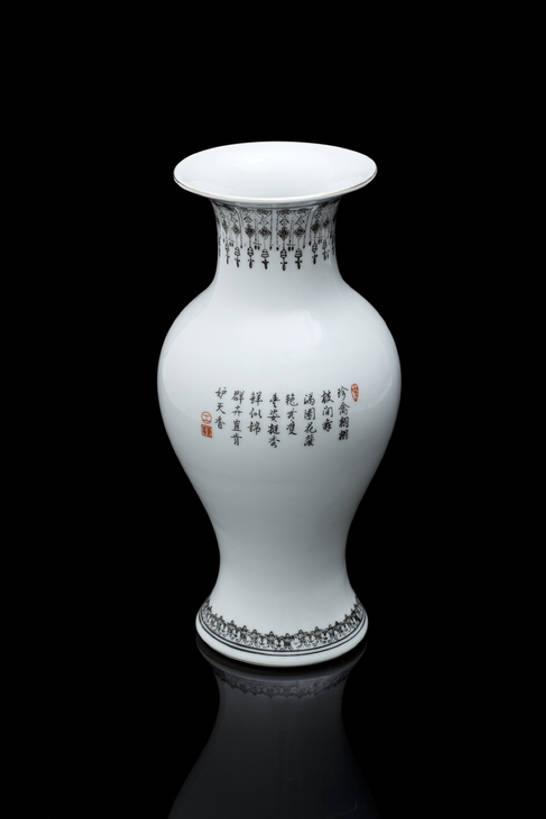 无人,竖图,特写,留白,奢侈,静物,花瓶,中国,亚洲,黑色背景,花纹,形状,对称,艺术,装饰,反射,材料,瓷器,陶瓷制品,艺术品,古典,豪华,历史,传统,古代,一个,白色,容器,装饰物,工艺品,国宝,汉字,摄影,单个,古董,华丽,光滑,珍贵,高雅,风格,中国文化,手艺,古典风格,东亚,远古,收集,富丽,细腻,平滑,华美,式样,完美,设计,彩图,影棚拍摄,传统文化,华侈,奢华,过去,bj175