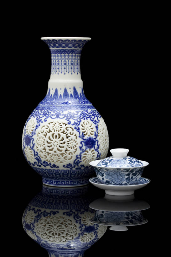 无人,竖图,特写,静物,花瓶,中国,亚洲,黑色背景,花纹,形状,艺术,装饰,反射,材料,瓷器,陶瓷制品,艺术品,古典,历史,传统,古代,一个,蓝色,容器,国宝,摄影,单个,古董,青花瓷,珍贵,高雅,风格,中国文化,手艺,古典风格,铁艺,东亚,远古,收集,设计,茶杯,彩图,影棚拍摄,传统文化,bj175
