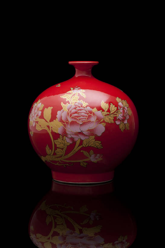 无人,竖图,彩色,特写,静物,花瓶,中国,亚洲,黑色背景,花纹,形状,艺术,装饰,反射,材料,瓷器,陶瓷制品,艺术品,古典,历史,传统,古代,一个,红色,容器,国宝,摄影,单个,古董,五颜六色,光滑,色彩斑斓,珍贵,高雅,风格,中国文化,手艺,五彩缤纷,古典风格,东亚,远古,收集,五彩斑斓,细腻,平滑,五光十色,牡丹,设计,彩图,影棚拍摄,传统文化,bj175