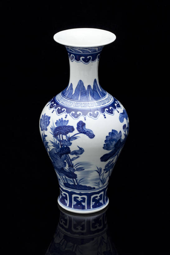 无人,竖图,特写,静物,花瓶,中国,亚洲,黑色背景,花纹,形状,艺术,装饰,反射,材料,瓷器,陶瓷制品,艺术品,古典,历史,传统,古代,一个,容器,国宝,摄影,单个,古董,青花瓷,光滑,珍贵,高雅,风格,中国文化,手艺,古典风格,东亚,远古,收集,细腻,平滑,荷花,设计,彩图,影棚拍摄,传统文化,中国画,bj175