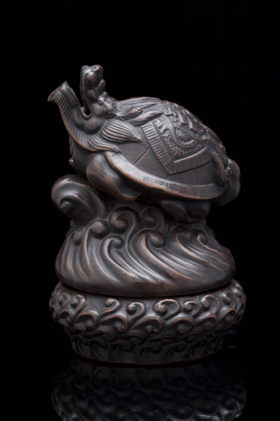 无人,竖图,特写,龟,静物,金属制品,中国,亚洲,黑色背景,艺术,装饰,材料,香炉,艺术品,古典,历史,传统,古代,一个,国宝,摄影,单个,古董,珍贵,高雅,铜,风格,中国文化,手艺,古典风格,东亚,远古,收集,设计,彩图,影棚拍摄,传统文化,bj175