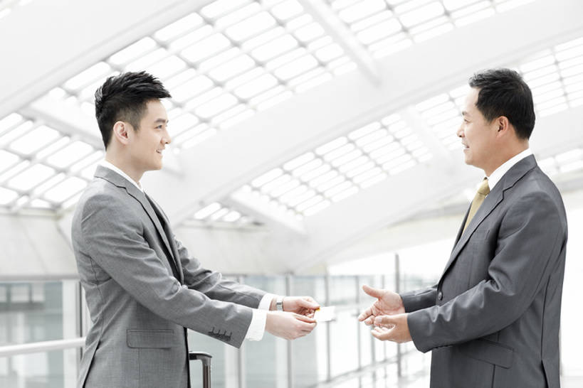 东方人,成年人,中年人,老年人,两个人,同事,商务人士,商务男性,机场,站,笑,微笑,露齿笑,横图,侧面,衬衫,商务,快乐,幸福,旅途,成功,合作,团队,集体,信心,技术,城市,名片,北京,中国,亚洲,行人,游客,游人,套装,正装,领带,公共交通,交通,候机厅,现代,大厅,队伍,路人,旅客,交换,职业,面对面,运输,摄影,生活方式,技巧,礼节,明亮,公共设施,领导,享乐,成就,都市风光,问候,手艺,商务装,合伙,领袖,工薪阶层,东亚,陪同,技能,技艺,陪伴,过客,老年男性,男人,男性,年轻男性,亚洲人,中国人,年轻人,白领,上班族,说话,半身,彩图,衬衣,旅行,欢乐,妙技,给予,办公室职员,本领,商务旅行,伴随,bj175