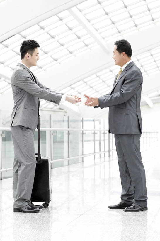 东方人,成年人,中年人,老年人,两个人,同事,商务人士,商务男性,机场,站,笑,微笑,露齿笑,竖图,侧面,衬衫,商务,快乐,幸福,旅途,成功,合作,团队,集体,信心,技术,城市,名片,北京,中国,亚洲,行人,游客,游人,套装,正装,拉杆箱,旅行箱,领带,公共交通,交通,候机厅,现代,大厅,队伍,路人,旅客,行李,行李箱,箱子,交换,职业,面对面,运输,摄影,生活方式,技巧,出差,礼节,明亮,公共设施,领导,享乐,成就,都市风光,问候,手艺,商务装,合伙,领袖,工薪阶层,东亚,陪同,技能,技艺,陪伴,过客,老年男性,男人,男性,年轻男性,亚洲人,中国人,年轻人,白领,上班族,说话,彩图,全身,衬衣,旅行,欢乐,妙技,给予,办公室职员,本领,商务旅行,伴随,bj175