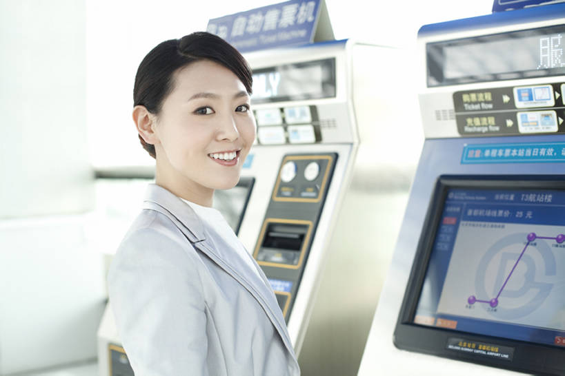 东方人,成年人,一个人,商务人士,商务女性,笑,微笑,露齿笑,横图,侧面,商务,快乐,幸福,信心,技术,城市,地铁,车站,北京,中国,亚洲,仅一个年轻女性,仅一个女性,仅一个人,套装,正装,地铁站,站台,公共交通,交通,注视,现代,月台,地下,观察,看,职业,服务,运输,摄影,生活方式,观看,技巧,察看,便利,公共设施,享乐,效率,都市风光,购买,关注,手艺,商务装,火车票,工薪阶层,自动化,东亚,售票机,技能,技艺,年轻女性,女人,女性,亚洲人,中国人,年轻人,白领,上班族,半身,彩图,欢乐,妙技,票,办公室职员,本领,bj175