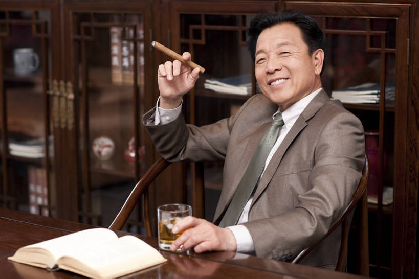 威士忌,黄酒,东方人,成年人,老年人,一个人,商务人士,商务男性,办公室,坐,笑,吸烟,微笑,露齿笑,横图,室内,侧面,衬衫,商务,快乐,幸福,智慧,骄傲,复古,成功,信心,书房,书架,桌子,椅子,北京,中国,亚洲,仅一个男性,仅一个人,套装,正装,木制,眼镜,冰块,领带,白兰地,伏特加,酒类,古典,拿着,注视,架子,酒,饮料,观察,看,仅一个老年男性,职业,休闲,雪茄,放松,财富,摄影,生活方式,观看,察看,珍贵,领导,高雅,享乐,风格,贵族,经理,成就,关注,中国文化,华贵,肖像,商务装,古典风格,工薪阶层,东亚,判断,把握,老年男性,男人,男性,亚洲人,中国人,白领,上班族,书,烟草,休闲活动,半身,彩图,衬衣,尝,首席执行官,上层阶级,掌控,bj175