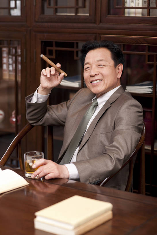 威士忌,黄酒,东方人,成年人,老年人,一个人,商务人士,商务男性,办公室,坐,笑,吸烟,微笑,露齿笑,竖图,室内,侧面,衬衫,商务,快乐,幸福,智慧,骄傲,复古,成功,信心,书房,书架,桌子,椅子,北京,中国,亚洲,仅一个男性,仅一个人,套装,正装,木制,眼镜,冰块,领带,白兰地,伏特加,酒类,古典,拿着,注视,架子,酒,饮料,观察,看,仅一个老年男性,职业,休闲,雪茄,放松,财富,摄影,生活方式,观看,察看,珍贵,领导,高雅,享乐,风格,贵族,经理,成就,关注,中国文化,华贵,肖像,商务装,古典风格,工薪阶层,东亚,判断,把握,老年男性,男人,男性,亚洲人,中国人,白领,上班族,书,烟草,休闲活动,半身,彩图,衬衣,尝,首席执行官,上层阶级,掌控,bj175
