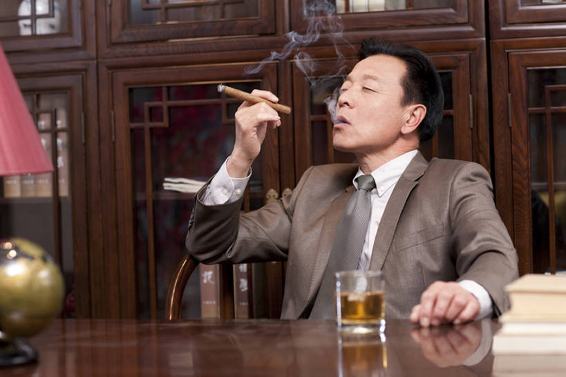 威士忌,黄酒,东方人,成年人,老年人,一个人,商务人士,商务男性,办公室,坐,吸烟,微笑,横图,室内,正面,衬衫,商务,快乐,幸福,智慧,骄傲,复古,成功,信心,书房,书架,桌子,椅子,北京,中国,亚洲,仅一个男性,仅一个人,套装,正装,木制,眼镜,冰块,领带,白兰地,伏特加,酒类,古典,拿着,架子,酒,饮料,仅一个老年男性,职业,休闲,雪茄,烟,放松,财富,摄影,生活方式,珍贵,领导,高雅,享乐,风格,贵族,经理,成就,中国文化,华贵,商务装,古典风格,工薪阶层,东亚,判断,把握,老年男性,男人,男性,亚洲人,中国人,白领,上班族,书,烟草,休闲活动,半身,彩图,衬衣,尝,首席执行官,上层阶级,掌控,bj175