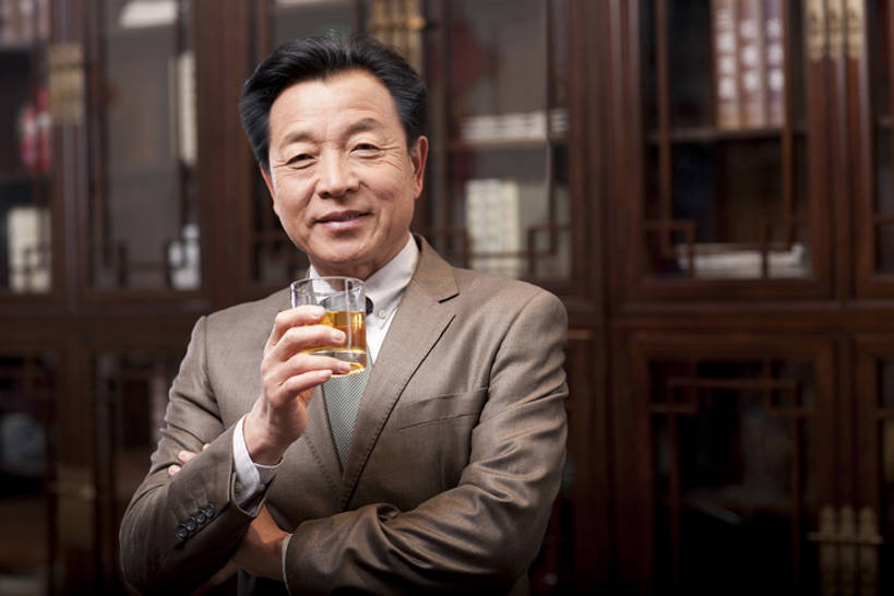 威士忌,黄酒,东方人,成年人,老年人,一个人,商务人士,商务男性,办公室,站,双手交叉,微笑,横图,室内,留白,正面,衬衫,商务,快乐,幸福,智慧,骄傲,复古,成功,信心,书房,书架,北京,中国,亚洲,仅一个男性,仅一个人,喝,套装,正装,木制,领带,白兰地,伏特加,酒类,古典,拿着,注视,架子,酒,饮料,观察,看,仅一个老年男性,职业,休闲,放松,财富,摄影,生活方式,观看,察看,珍贵,领导,双手抱胸,高雅,享乐,风格,贵族,经理,成就,关注,中国文化,华贵,商务装,古典风格,工薪阶层,东亚,判断,把握,老年男性,男人,男性,亚洲人,中国人,白领,上班族,休闲活动,半身,彩图,衬衣,尝,首席执行官,上层阶级,掌控,bj175