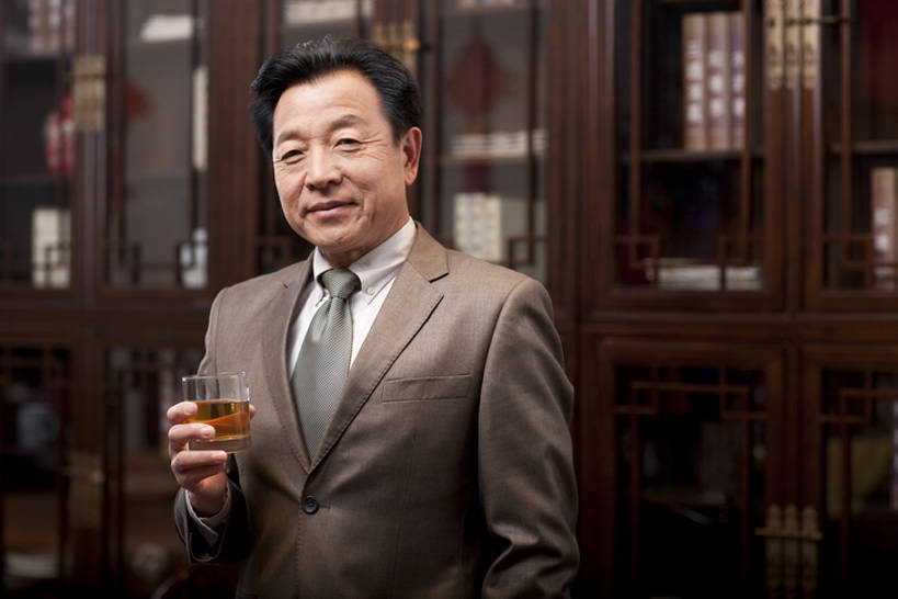 威士忌,黄酒,东方人,成年人,老年人,一个人,商务人士,商务男性,办公室,站,微笑,横图,室内,留白,正面,衬衫,商务,快乐,幸福,智慧,骄傲,复古,成功,信心,书房,书架,北京,中国,亚洲,仅一个男性,仅一个人,套装,正装,木制,领带,白兰地,伏特加,酒类,古典,拿着,注视,架子,酒,饮料,观察,看,仅一个老年男性,职业,休闲,放松,财富,摄影,生活方式,观看,察看,珍贵,领导,高雅,享乐,风格,贵族,经理,成就,关注,中国文化,华贵,商务装,古典风格,工薪阶层,东亚,判断,把握,老年男性,男人,男性,亚洲人,中国人,白领,上班族,休闲活动,半身,彩图,衬衣,尝,首席执行官,上层阶级,掌控,bj175
