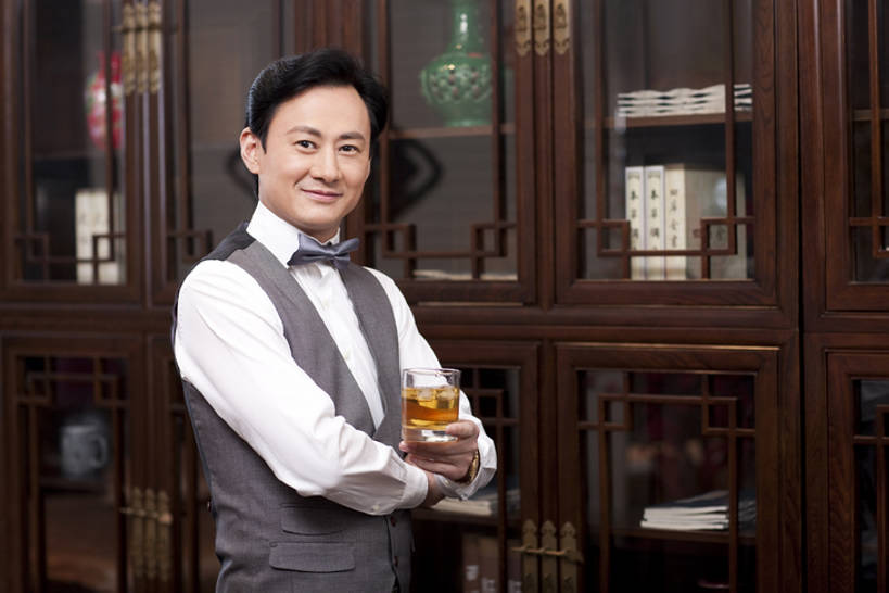 威士忌,黄酒,东方人,成年人,中年人,一个人,商务人士,商务男性,办公室,站,微笑,横图,室内,侧面,衬衫,商务,奢侈,快乐,满意,幸福,成功,信心,技术,家具,书房,书架,北京,中国,亚洲,仅一个男性,仅一个人,仅一个中年男性,喝,套装,正装,领结,冰块,白兰地,伏特加,酒类,豪华,拿着,注视,饮食,架子,酒,饮料,观察,看,职业,休闲,放松,财富,摄影,生活方式,观看,技巧,马甲,华丽,权威,察看,领导,高雅,享乐,经理,企业,公司,成就,关注,中国文化,华贵,手艺,商务装,品酒,工薪阶层,渴望,东亚,陈列柜,富丽,华美,技能,技艺,判断,把握,男人,男性,中年男性,亚洲人,中国人,白领,上班族,休闲活动,半身,彩图,衬衣,欢乐,妙技,办公室职员,本领,华侈,奢华,尝,首席执行官,上层阶级,上流社会,掌控,bj175