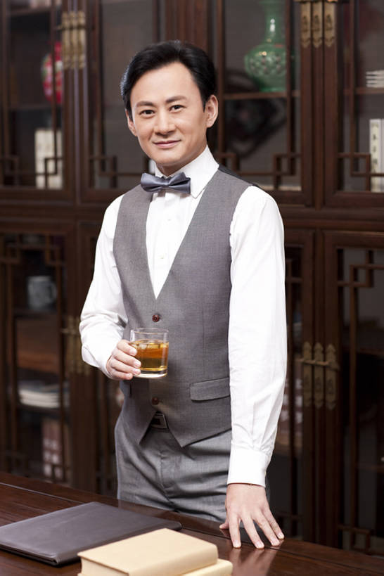 威士忌,黄酒,东方人,成年人,中年人,一个人,商务人士,商务男性,办公室,站,微笑,竖图,室内,正面,衬衫,商务,奢侈,快乐,幸福,智慧,成功,信心,技术,家具,书房,书架,北京,中国,亚洲,仅一个男性,仅一个人,仅一个中年男性,喝,套装,正装,领结,冰块,白兰地,伏特加,酒类,豪华,拿着,注视,书桌,饮食,架子,酒,饮料,观察,看,职业,休闲,放松,财富,摄影,生活方式,观看,技巧,马甲,华丽,权威,察看,领导,高雅,享乐,经理,企业,公司,成就,关注,中国文化,华贵,手艺,商务装,品酒,工薪阶层,渴望,东亚,陈列柜,富丽,华美,技能,技艺,判断,把握,男人,男性,中年男性,亚洲人,中国人,白领,上班族,休闲活动,彩图,衬衣,欢乐,妙技,办公室职员,本领,华侈,奢华,尝,首席执行官,上层阶级,上流社会,掌控,bj175