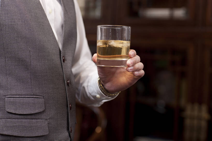 威士忌,黄酒,东方人,成年人,中年人,一个人,商务人士,商务男性,横图,室内,侧面,衬衫,商务,奢侈,幸福,成功,技术,书房,北京,中国,亚洲,仅一个男性,仅一个人,仅一个中年男性,套装,正装,冰块,白兰地,伏特加,酒类,豪华,拿着,饮食,酒,饮料,职业,财富,摄影,生活方式,技巧,马甲,华丽,部分,高雅,享乐,经理,成就,中国文化,华贵,手艺,商务装,工薪阶层,东亚,富丽,华美,技能,技艺,判断,男人,男性,中年男性,亚洲人,中国人,白领,上班族,半身,彩图,衬衣,欢乐,妙技,办公室职员,本领,华侈,奢华,尝,首席执行官,上层阶级,上流社会,bj175