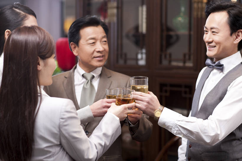 威士忌,黄酒,东方人,成年人,中年人,老年人,四个人,同事,商务人士,商务男性,商务女性,笑,微笑,露齿笑,横图,室内,侧面,衬衫,聚会,商务,奢侈,快乐,通讯,幸福,成功,合作,团队,集体,信心,技术,书房,书架,北京,中国,亚洲,套装,正装,欢呼,庆祝,领结,冰块,聚餐,领带,白兰地,伏特加,酒类,豪华,拿着,娱乐,队伍,饮食,会所,酒,饮料,职业,休闲,放松,乐趣,财富,俱乐部,摄影,生活方式,技巧,马甲,华丽,领导,高雅,享乐,经理,成就,宴会,中国文化,华贵,手艺,商务装,合伙,领袖,工薪阶层,东亚,陪同,陈列柜,富丽,华美,贵宾室,技能,技艺,陪伴,判断,老年男性,男人,男性,年轻女性,女人,女性,中年男性,中年女性,亚洲人,中国人,年轻人,白领,上班族,休闲活动,说话,半身,彩图,衬衣,欢乐,妙技,办公室职员,本领,华侈,奢华,尝,首席执行官,上层阶级,上流社会,社交,挨着,伴随,bj175