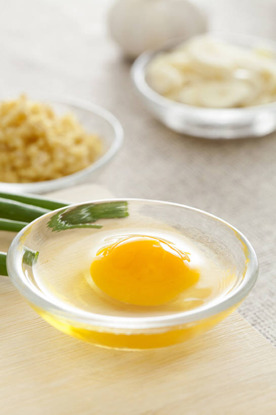 点心,面包,无人,竖图,特写,蔬菜,静物,玻璃,中国,亚洲,切开,准备,堆叠,丰富,材料,葱,蛋,蛋黄,调料,鸡蛋,生食,食品,面点,案板,饮品,调味品,切块,吐司,饮食,食物,糕点,饮料,自然,碗,切,健康,摄影,有机食品,多样,法式面包,堆,膳食,可口,清新,剖面,吐司面包,东亚,切面,健康食物,适口,玻璃杯,生姜,大蒜,烹调,彩图,影棚拍摄,多士,听型面包,成分,bj175