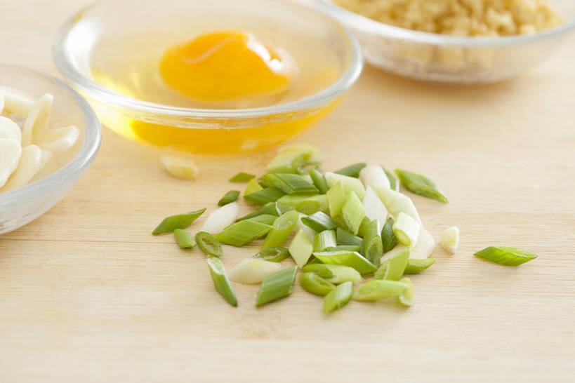 点心,面包,无人,横图,特写,蔬菜,静物,玻璃,中国,亚洲,切开,准备,堆叠,丰富,材料,葱,蛋,蛋黄,调料,鸡蛋,生食,食品,面点,案板,饮品,调味品,切块,吐司,饮食,食物,糕点,饮料,自然,碗,切,健康,摄影,有机食品,多样,法式面包,堆,膳食,可口,清新,剖面,吐司面包,东亚,切面,健康食物,适口,玻璃杯,生姜,大蒜,烹调,彩图,影棚拍摄,多士,听型面包,成分,bj175