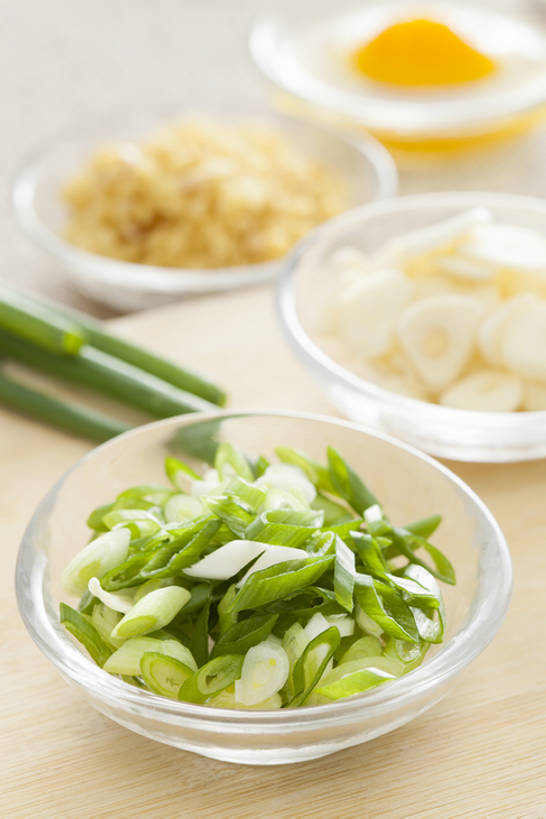 点心,面包,无人,竖图,特写,蔬菜,静物,玻璃,中国,亚洲,切开,准备,堆叠,丰富,材料,葱,蛋,蛋黄,调料,鸡蛋,生食,食品,面点,案板,饮品,调味品,切块,吐司,饮食,食物,糕点,饮料,自然,碗,切,健康,摄影,有机食品,法式面包,堆,膳食,可口,清新,剖面,吐司面包,东亚,切面,健康食物,适口,玻璃杯,生姜,大蒜,烹调,彩图,影棚拍摄,多士,听型面包,成分,bj175