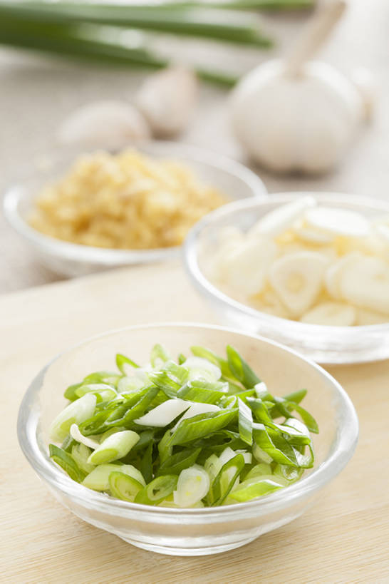 点心,面包,无人,竖图,特写,蔬菜,静物,玻璃,中国,亚洲,切开,准备,堆叠,丰富,材料,葱,调料,生食,食品,面点,案板,饮品,调味品,切块,吐司,饮食,食物,糕点,饮料,自然,碗,切,健康,摄影,有机食品,法式面包,堆,膳食,可口,清新,剖面,吐司面包,东亚,切面,健康食物,适口,玻璃杯,生姜,大蒜,烹调,彩图,影棚拍摄,多士,听型面包,成分,bj175