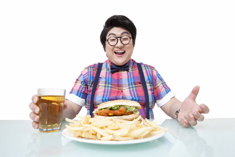 啤酒,东方人,成年人,一个人,笑,微笑,露齿笑,横图,白色背景,正面,快乐,兴奋,贪欲,幸福,吊带,北京,中国,亚洲,仅一个男性,仅一个人,方格,格子,领结,眼镜,食品,拿着,注视,休闲装,汉堡包,炸薯条,饮食,刺激,饮料,仅一个年轻男性,盘子,快餐,观察,看,夸张,摄影,影棚,生活方式,观看,察看,享乐,膳食,关注,摄影棚,东亚,男人,男性,年轻男性,亚洲人,中国人,年轻人,半身,彩图,影棚拍摄,拍摄,鸡肉汉堡,暴饮暴食,bj175