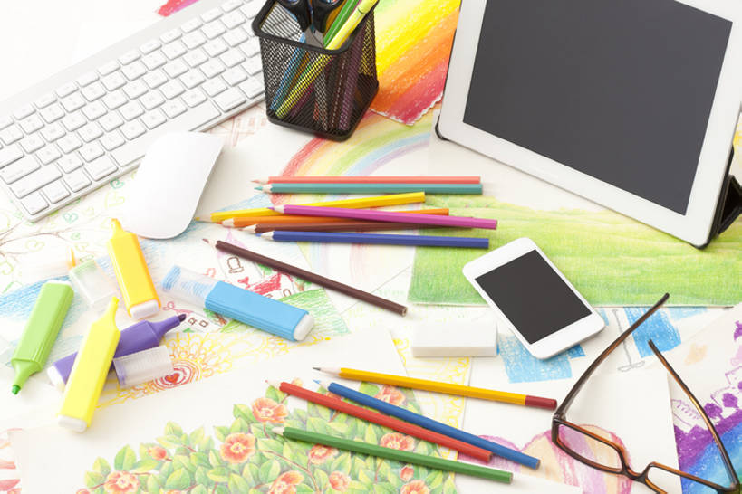 无人,画家,办公室,横图,俯视,彩色,插画,室内,特写,白天,商务,绘画,集体,电脑,笔记本电脑,鼠标,键盘,技术,数码,科技,静物,手机,笔筒,北京,中国,亚洲,阴影,艺术,工作,网络,眼镜,纸,办公用品,高光,几何,计算机图形,利益,古典,合成,图画,文化,输入设备,通讯设备,现代,书桌,画,文具,铅笔,容器,学习用品,工艺品,品味,职业,团体,器皿,颜色,创意,摄影,奋斗,生活方式,技巧,储藏,五颜六色,文具用品,橡皮擦,美术,色彩斑斓,电脑合成图,数码合成图,愿望,组织,创造力,无线,高雅,合成图,工作室,储存,努力,手艺,通信设备,无线网络,五彩缤纷,漫画,草图,想象,无线上网,便携式电脑,平板电脑,智能手机,创新,东亚,写实,具体,具象,美学,新意,五彩斑斓,无线电技术,理想,技能,技艺,五光十色,美术工艺,插笔器具,文房用具,电脑键盘,计算机,手提电脑,设计,画画,彩图,高角度拍摄,影棚拍摄,妙技,毡尖笔,美术工作室,贮存,彩色铅笔,本领,插图画家,bj175