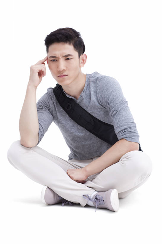 东方人,成年人,一个人,学生,坐,竖图,留白,白色背景,正面,时尚,北京,中国,亚洲,仅一个男性,仅一个人,书包,教育,托腮,休闲装,仅一个年轻男性,背包,思考,想,皱眉头,摄影,影棚,生活方式,简单,摄影棚,东亚,认真,男人,男性,年轻男性,亚洲人,中国人,年轻人,大学生,盘着腿坐,彩图,全身,影棚拍摄,拍摄,bj175