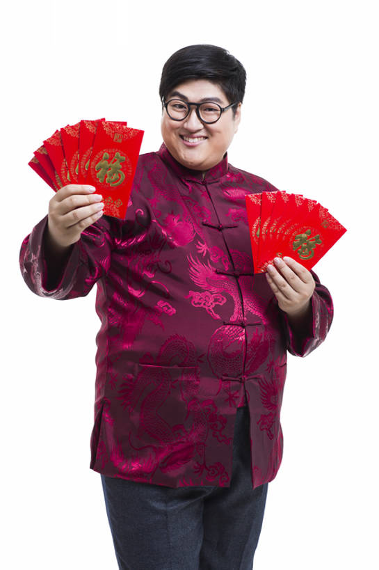 东方人,成年人,一个人,笑,微笑,露齿笑,竖图,留白,抠图,白色背景,正面,快乐,幸福,运气,北京,中国,春节,亚洲,仅一个男性,仅一个人,许多,握,风俗,节日,丰富,庆祝,很多,注视,传统,仅一个年轻男性,红色,观察,看,站着,脂肪,活力,精神,扇形,握着,财富,摄影,红包,观看,察看,享乐,仪式,关注,中国文化,肖像,出示,典礼,东亚,元旦,制度,男人,男性,年轻男性,亚洲人,中国人,年轻人,彩图,影棚拍摄,传统服装,欢乐,拜年,给予,唐装,传统文化,传统节日,bj175