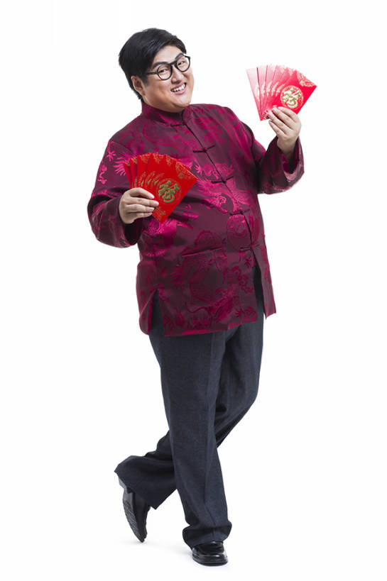 东方人,成年人,一个人,笑,微笑,露齿笑,竖图,留白,抠图,白色背景,侧面,快乐,幸福,运气,北京,中国,春节,亚洲,仅一个男性,仅一个人,许多,握,风俗,节日,丰富,庆祝,很多,传统,仅一个年轻男性,红色,站着,脂肪,活力,精神,扇形,握着,财富,摄影,红包,享乐,仪式,中国文化,出示,典礼,东亚,元旦,制度,男人,男性,年轻男性,亚洲人,中国人,年轻人,彩图,全身,影棚拍摄,传统服装,欢乐,拜年,给予,唐装,传统文化,传统节日,bj175