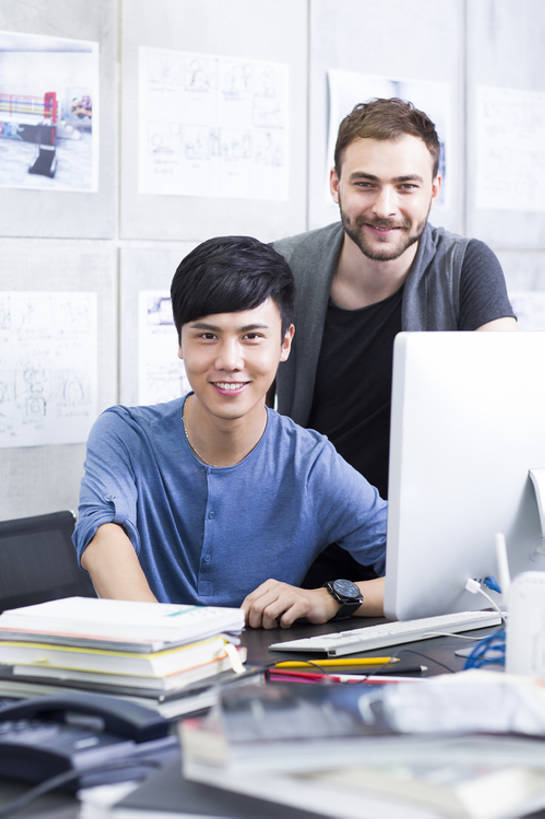 东方人,成年人,两个人,同事,商务人士,商务男性,办公室,笑,微笑,露齿笑,竖图,室内,白天,正面,衬衫,商务,快乐,幸福,成功,合作,团队,集体,信心,显示器,技术,北京,中国,亚洲,套装,工作,办公用品,休闲装,现代,队伍,铅笔,职业,面对面,亲密,摄影,指导,技巧,创造力,领导,享乐,效率,企业,公司,工作室,成就,智力,努力,手艺,商务装,合伙,领袖,工薪阶层,东亚,陪同,技能,技艺,陪伴,想法,计算机,男人,男性,年轻男性,白种人,亚洲人,中国人,年轻人,白领,上班族,设计,坐着,半身,彩图,衬衣,欢乐,妙技,办公室职员,本领,广告业,伴随,bj175