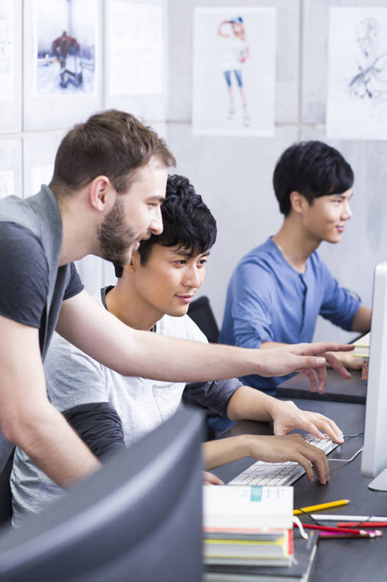 东方人,成年人,三个人,同事,商务人士,商务男性,办公室,笑,微笑,露齿笑,竖图,室内,白天,侧面,衬衫,商务,讨论,快乐,通讯,幸福,成功,合作,团队,集体,信心,显示器,技术,北京,中国,亚洲,套装,工作,办公用品,休闲装,现代,队伍,职业,亲密,摄影,指导,技巧,创造力,领导,指着,享乐,效率,企业,公司,工作室,成就,智力,努力,手艺,商务装,合伙,领袖,工薪阶层,东亚,陪同,技能,技艺,陪伴,想法,计算机,男人,男性,年轻男性,白种人,亚洲人,中国人,年轻人,白领,上班族,设计,说话,坐着,半身,彩图,衬衣,欢乐,妙技,办公室职员,本领,广告业,伴随,bj175