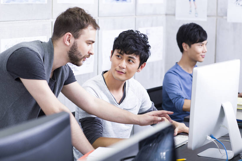 东方人,成年人,三个人,同事,商务人士,商务男性,办公室,笑,微笑,露齿笑,横图,室内,白天,侧面,衬衫,商务,讨论,快乐,通讯,幸福,成功,合作,团队,集体,信心,显示器,技术,北京,中国,亚洲,敲打,套装,工作,办公用品,休闲装,输入,现代,队伍,打字,职业,面对面,亲密,摄影,指导,技巧,点击,敲击,创造力,领导,指着,享乐,效率,企业,公司,工作室,成就,智力,努力,手艺,商务装,合伙,领袖,工薪阶层,东亚,陪同,无线电技术,技能,技艺,陪伴,想法,按键,计算机,男人,男性,年轻男性,白种人,亚洲人,中国人,年轻人,白领,上班族,设计,说话,坐着,半身,彩图,衬衣,欢乐,妙技,办公室职员,本领,广告业,伴随,bj175