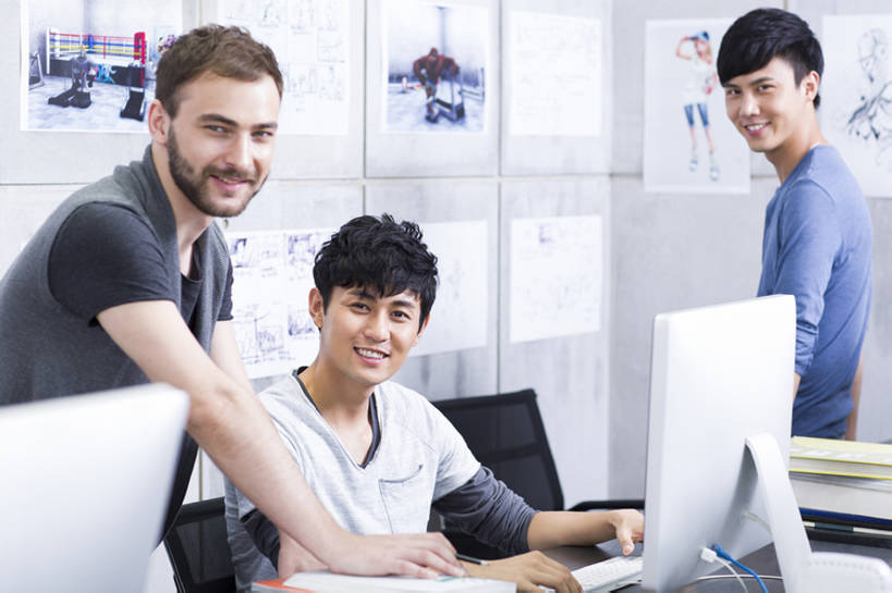 东方人,成年人,三个人,同事,商务人士,商务男性,办公室,笑,微笑,露齿笑,横图,室内,白天,正面,衬衫,商务,快乐,幸福,成功,合作,团队,集体,信心,显示器,技术,北京,中国,亚洲,套装,工作,办公用品,注视,休闲装,现代,队伍,观察,看,职业,亲密,摄影,观看,指导,技巧,察看,创造力,领导,享乐,效率,企业,公司,工作室,成就,关注,智力,努力,肖像,手艺,商务装,合伙,领袖,工薪阶层,东亚,陪同,技能,技艺,陪伴,想法,计算机,男人,男性,年轻男性,白种人,亚洲人,中国人,年轻人,白领,上班族,设计,坐着,半身,彩图,衬衣,欢乐,妙技,办公室职员,本领,广告业,伴随,bj175