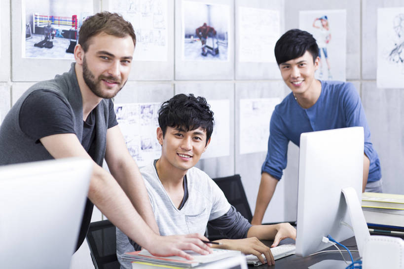 东方人,成年人,三个人,同事,商务人士,商务男性,办公室,笑,微笑,露齿笑,横图,室内,白天,正面,衬衫,商务,快乐,幸福,成功,合作,团队,集体,信心,显示器,技术,北京,中国,亚洲,套装,工作,办公用品,注视,休闲装,现代,队伍,观察,看,职业,亲密,摄影,观看,指导,技巧,察看,创造力,领导,享乐,效率,企业,公司,工作室,成就,关注,智力,努力,肖像,手艺,商务装,合伙,领袖,工薪阶层,东亚,陪同,技能,技艺,陪伴,想法,计算机,男人,男性,年轻男性,白种人,亚洲人,中国人,年轻人,白领,上班族,设计,坐着,半身,彩图,衬衣,欢乐,妙技,办公室职员,本领,广告业,伴随,bj175