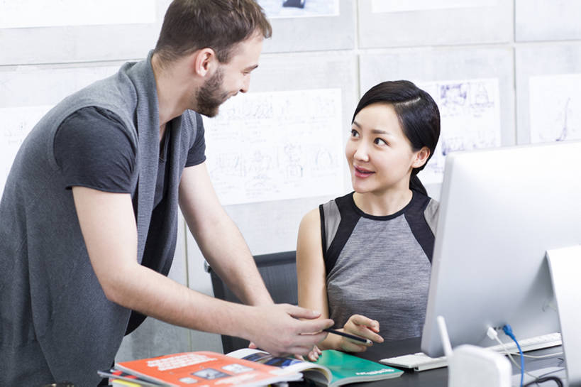 东方人,成年人,两个人,同事,商务人士,商务男性,办公室,笑,微笑,露齿笑,横图,室内,白天,正面,衬衫,商务,讨论,快乐,通讯,幸福,成功,合作,团队,集体,信心,显示器,技术,北京,中国,亚洲,套装,工作,办公用品,休闲装,现代,队伍,铅笔,职业,面对面,亲密,摄影,指导,技巧,创造力,领导,享乐,效率,企业,公司,工作室,成就,智力,努力,手艺,商务装,合伙,领袖,工薪阶层,东亚,陪同,技能,技艺,陪伴,想法,计算机,男人,男性,年轻男性,年轻女性,女人,女性,白种人,亚洲人,中国人,年轻人,白领,上班族,设计,说话,坐着,半身,彩图,衬衣,欢乐,妙技,办公室职员,本领,广告业,伴随,bj175