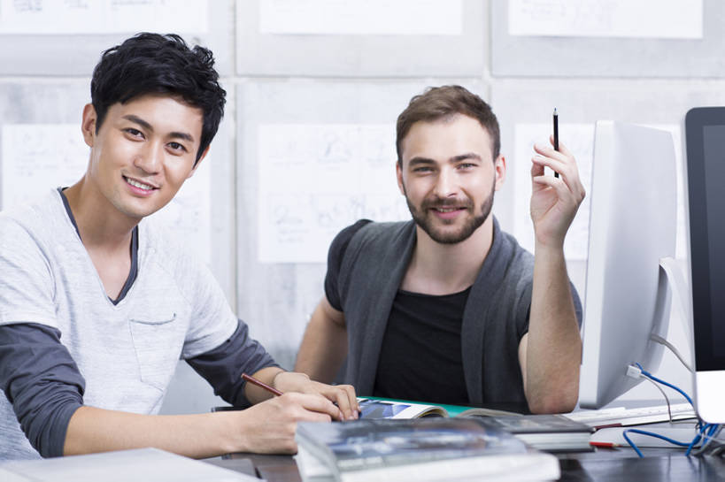 东方人,成年人,两个人,同事,商务人士,商务男性,办公室,笑,微笑,露齿笑,横图,室内,白天,正面,衬衫,商务,快乐,幸福,成功,合作,团队,集体,信心,显示器,技术,北京,中国,亚洲,套装,工作,办公用品,注视,休闲装,现代,队伍,铅笔,观察,看,职业,亲密,摄影,观看,指导,技巧,察看,创造力,领导,享乐,效率,企业,公司,工作室,成就,关注,智力,努力,肖像,手艺,商务装,合伙,领袖,工薪阶层,东亚,陪同,技能,技艺,陪伴,想法,计算机,男人,男性,年轻男性,白种人,亚洲人,中国人,年轻人,白领,上班族,设计,坐着,半身,彩图,衬衣,欢乐,妙技,办公室职员,本领,广告业,伴随,bj175