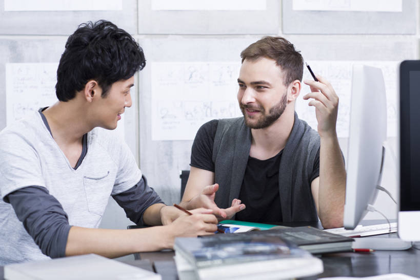 东方人,成年人,两个人,同事,商务人士,商务男性,办公室,笑,微笑,露齿笑,横图,室内,白天,正面,衬衫,商务,讨论,快乐,通讯,幸福,成功,合作,团队,集体,信心,显示器,技术,北京,中国,亚洲,套装,工作,办公用品,休闲装,现代,队伍,铅笔,职业,面对面,亲密,摄影,指导,技巧,创造力,领导,享乐,效率,企业,公司,工作室,成就,智力,努力,手艺,商务装,合伙,领袖,工薪阶层,东亚,陪同,技能,技艺,陪伴,想法,计算机,男人,男性,年轻男性,白种人,亚洲人,中国人,年轻人,白领,上班族,设计,说话,坐着,半身,彩图,衬衣,欢乐,妙技,办公室职员,本领,广告业,伴随,bj175