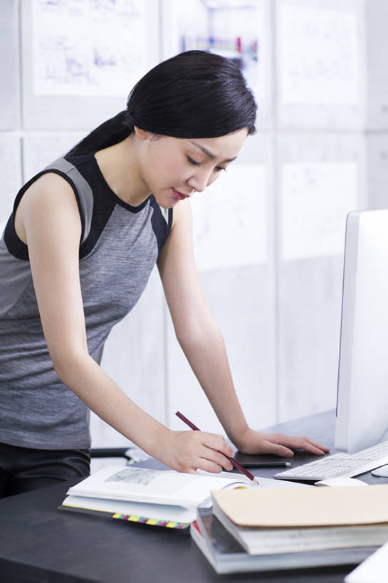 东方人,成年人,一个人,商务人士,商务女性,办公室,竖图,白天,侧面,商务,技术,北京,中国,亚洲,仅一个年轻女性,仅一个女性,仅一个人,写,套装,工作,休闲装,现代,铅笔,职业,独立,摄影,技巧,专心,效率,经理,企业,公司,工作室,智力,努力,手艺,忙碌,商务装,工薪阶层,东亚,技能,技艺,想法,认真,计算机,年轻女性,女人,女性,亚洲人,中国人,年轻人,白领,上班族,设计,半身,彩图,妙技,办公室职员,本领,广告业,bj175