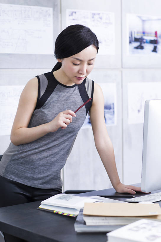 东方人,成年人,一个人,商务人士,商务女性,办公室,竖图,白天,正面,商务,技术,北京,中国,亚洲,仅一个年轻女性,仅一个女性,仅一个人,握,套装,工作,办公用品,休闲装,现代,铅笔,职业,独立,思考,想,握着,摄影,技巧,创造力,专心,效率,经理,企业,公司,工作室,智力,努力,手艺,忙碌,商务装,工薪阶层,东亚,技能,技艺,想法,认真,计算机,年轻女性,女人,女性,亚洲人,中国人,年轻人,白领,上班族,设计,彩图,妙技,办公室职员,本领,广告业,bj175