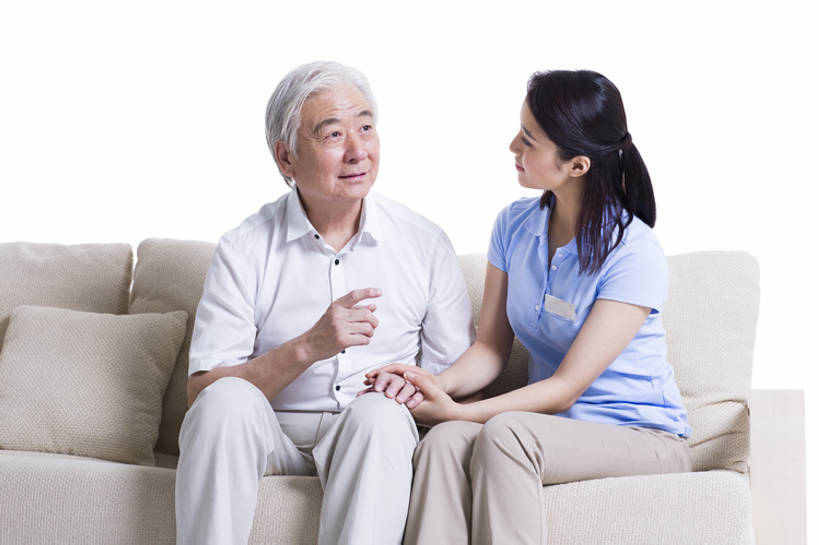 东方人,成年人,老年人,头发,两个人,护士,客厅,笑,微笑,露齿笑,横图,白天,抠图,白色背景,正面,快乐,通讯,幸福,寂寞,沙发,北京,中国,亚洲,并排,年轻,休闲装,白色,医护人员,医疗人员,职业,休闲,亲密,服务,护理,摄影,名牌,生活方式,看护,协助,支撑,退休,起居室,白衣天使,愉悦,关爱,东亚,陪同,陪伴,信任,老年男性,男人,男性,年轻女性,女人,女性,亚洲人,中国人,年轻人,休闲活动,手牵手,说话,坐着,彩图,影棚拍摄,家庭护理,伴随,bj175